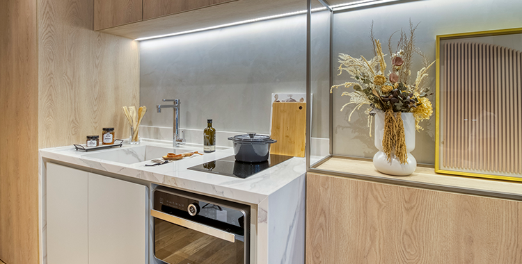Uma fotografia de uma cozinha planejada com a pia e fogão embutidos