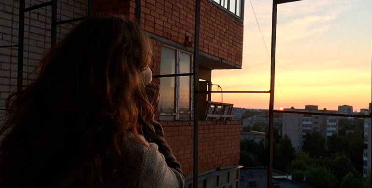 Fotografia de uma mulher observando o pôr-do-sol 