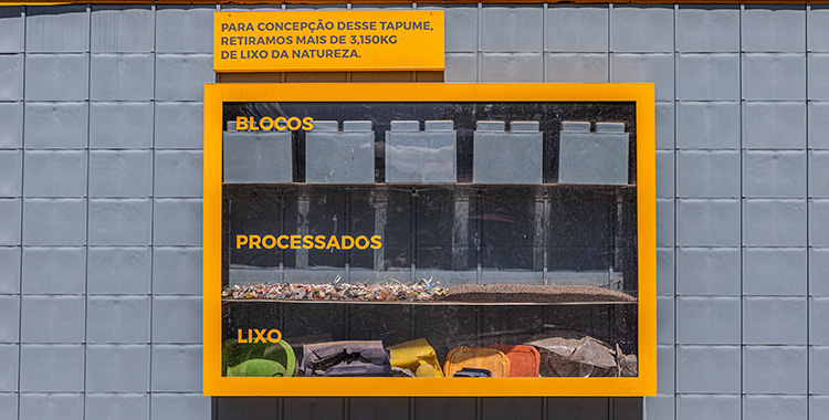 uma fotografia de quadro informativo mostrando a quantidade extraída de blocos, processados e lixo
