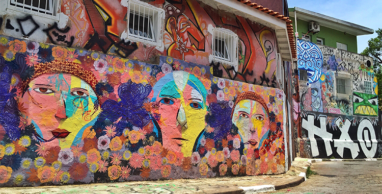 Fotografia de grafite colorido em um muro