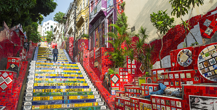 Fotografia de escadaria colorida um espaço público no RJ