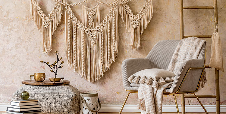 Uma fotografia de uma sala de estar oriental com poltrona de design, decoração de renda pendurada na parede, grande pufe, decoração, tapete,