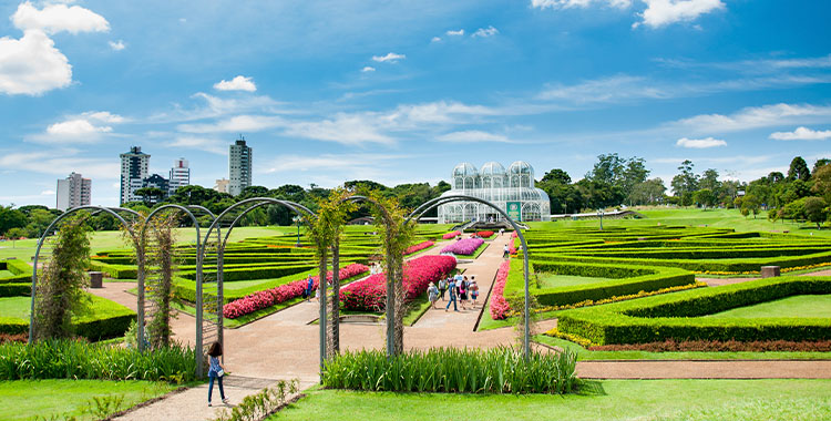 Fotografia mostrando toda a extensão do Jardim Botânico em Curitiba
