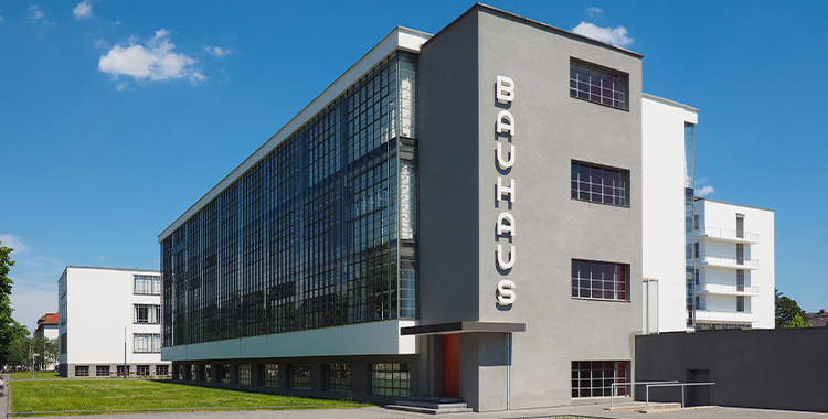 Uma fotografia externa do prédio da escola Bauhaus