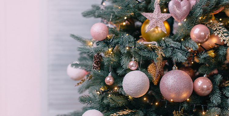 Uma imagem de bolas de Natal nas cores pratas e douradas