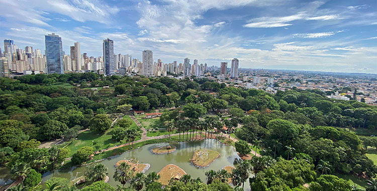 Vista aérea do maior parque com lagos e árvores tropicais em Goiânia, Goiás, Brasil