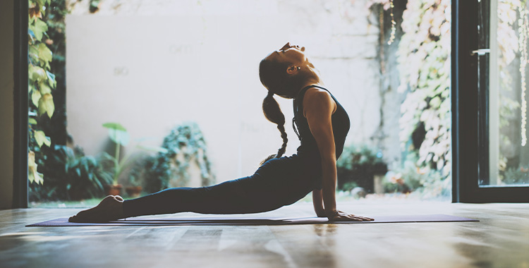 Uma imagem de uma mulher fazendo uma atividade física, representando a relação de lifestyle e bem-estar