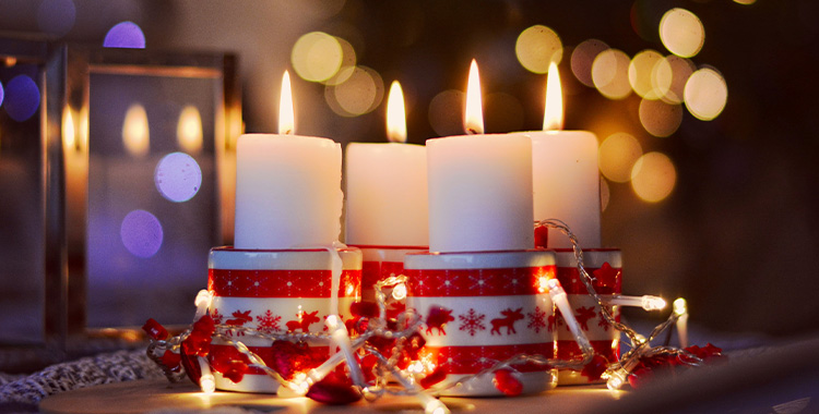 Uma imagem de velas de natal com decoração vermelha