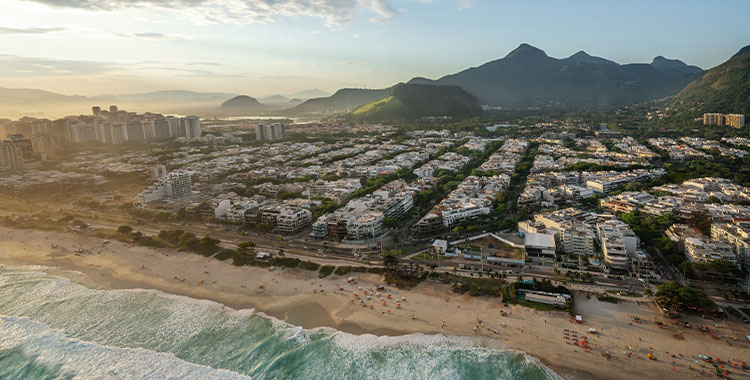 Uma fotografia mostrando a praia da Barra da Tijuca no Rio de Janeiro