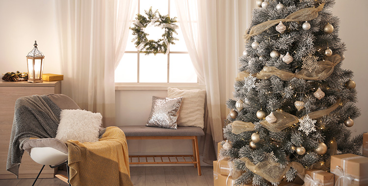 Uma imagem de decoração de Natal com árvores que mesclam o verde com o branco 