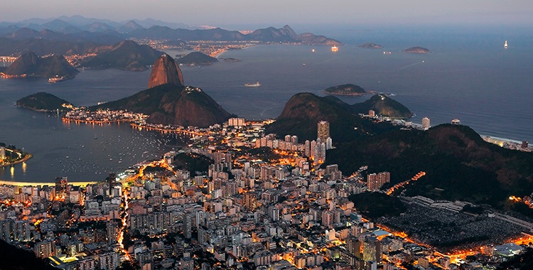 Uma fotografia da cidade do Rio de Janeiro vista de cima