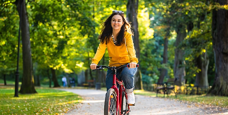 Uma fotografia de uma mulher andando de bicicleta.