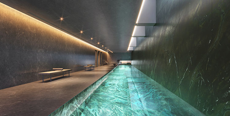 Uma fotografia interna do Bueno Brandão mostrando piscina aquecida extensa com bancos