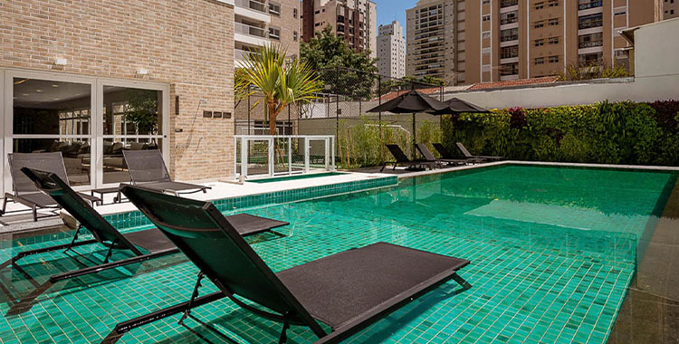 Uma fotografia mostrando a piscina do Praça Gaivota com cadeiras de descanso sob a água