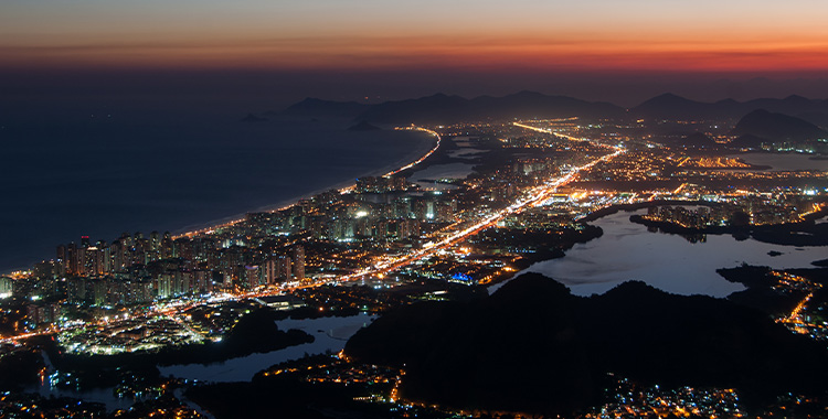 Uma foto da noite na Barra da Tijuca no Rio de Janeiro