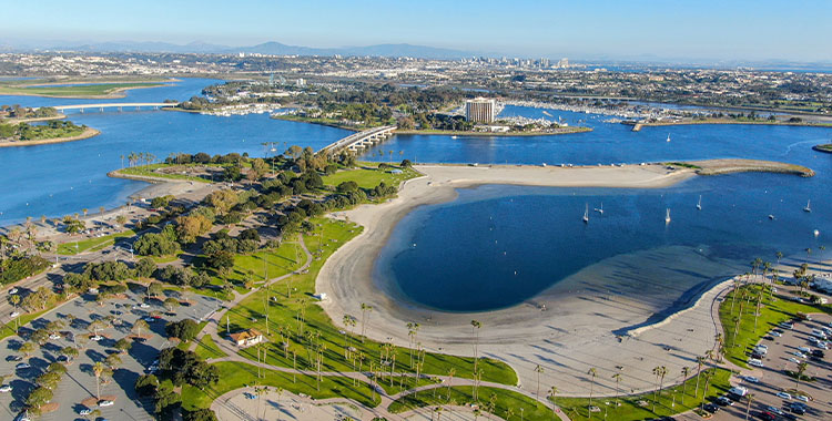 Vista aérea de Mission Bay & Beaches em San Diego, Califórnia. EUA. Comunidade construída em um banco de areia com vilas, porto marítimo. e recreativo Mission Bay Park. Califórnia