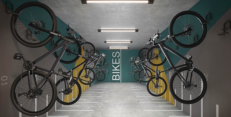 Uma fotografia de bicicletas penduradas em suporte num espaço reservado e bem iluminado
