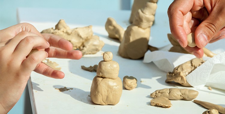 Uma fotografia que ilustra crianças brincando de escultura.
