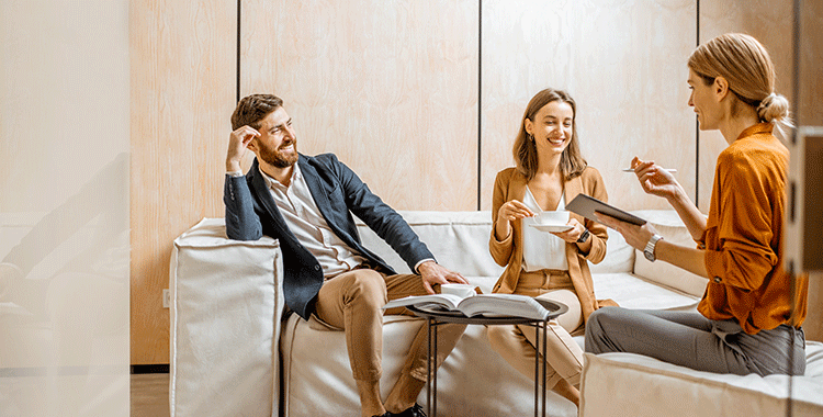 uma fotografia de Jovem casal conversando com mulher como gerente de vendas, consultor financeiro ou psicoterapeuta, sentado no sofá confortável no escritório