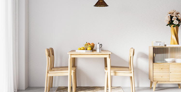 Uma fotografia de uma mesa com duas cadeiras de madeira