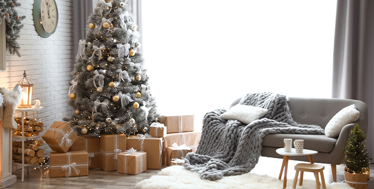 Uma fotografia de uma decoração de Natal com árvores e presentes