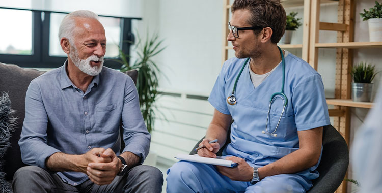 Uma fotografia de senhor se consultando com médico urologista em casa aprendendo sobre o câncer de próstata no novembro azul.