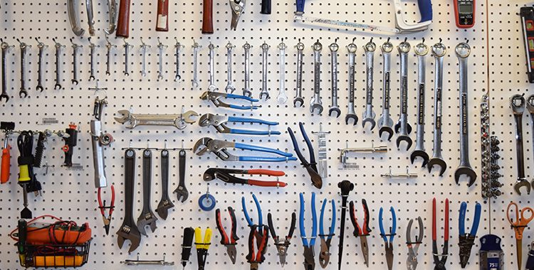 Uma fotografia de ferramentas no pegboard