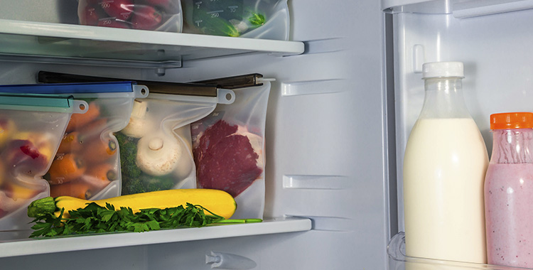 Uma imagem que ilustra alimentos dentro de uma geladeira.