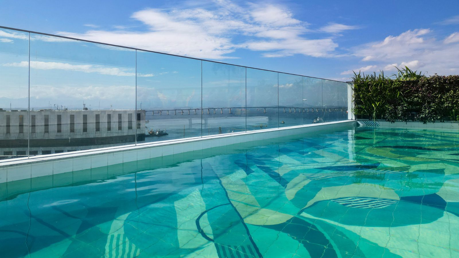 Foto real da piscina com vista panorâmica