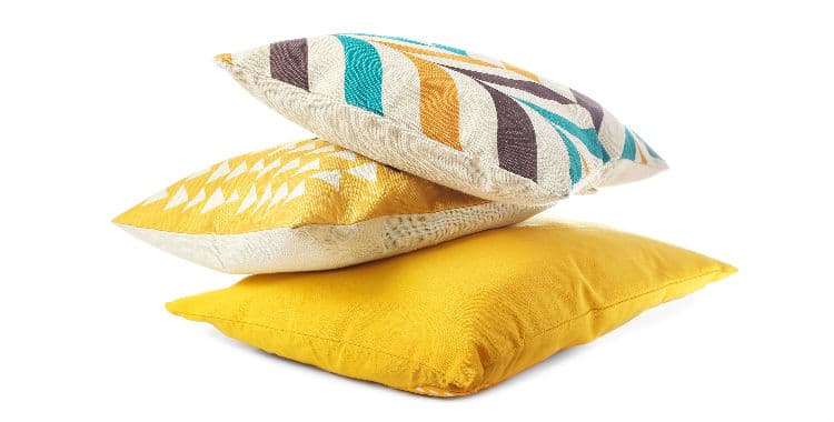 Dicas de decoração para a sala com puff’s e almofada