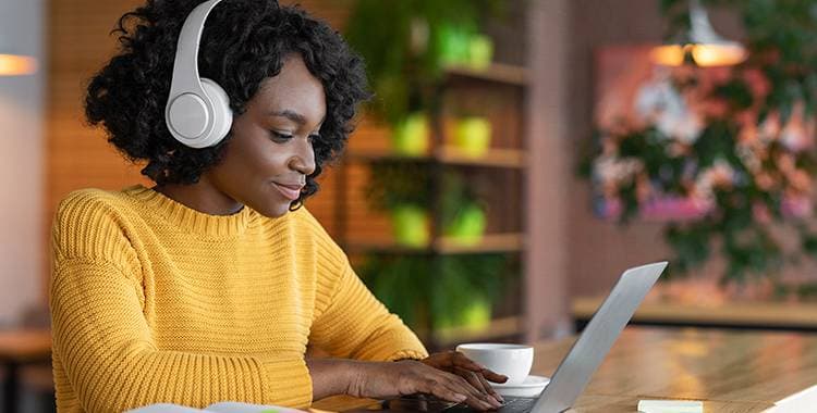 Atrapalha ou ajuda? Saiba escolher a música ideal para trabalhar