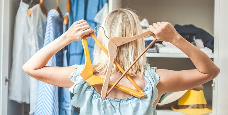 Os melhores métodos para organizar o guarda-roupa