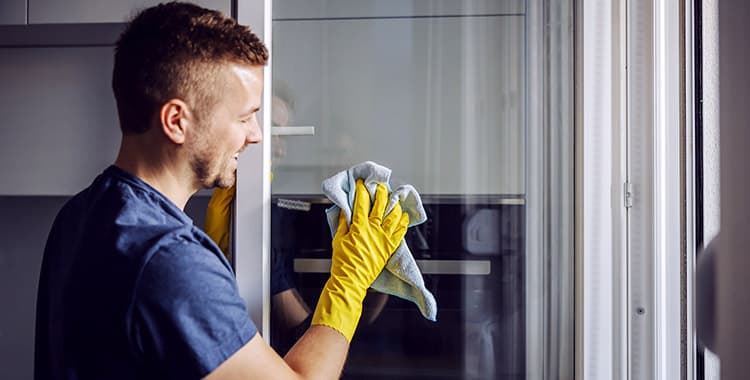 Dicas práticas para limpar janelas de apartamento