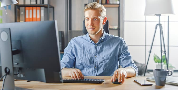 Dicas de ergonomia para manter a postura correta ao usar o computador