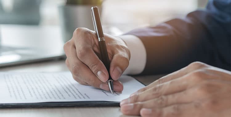 Transferência de imóvel: como funciona e qual o custo?