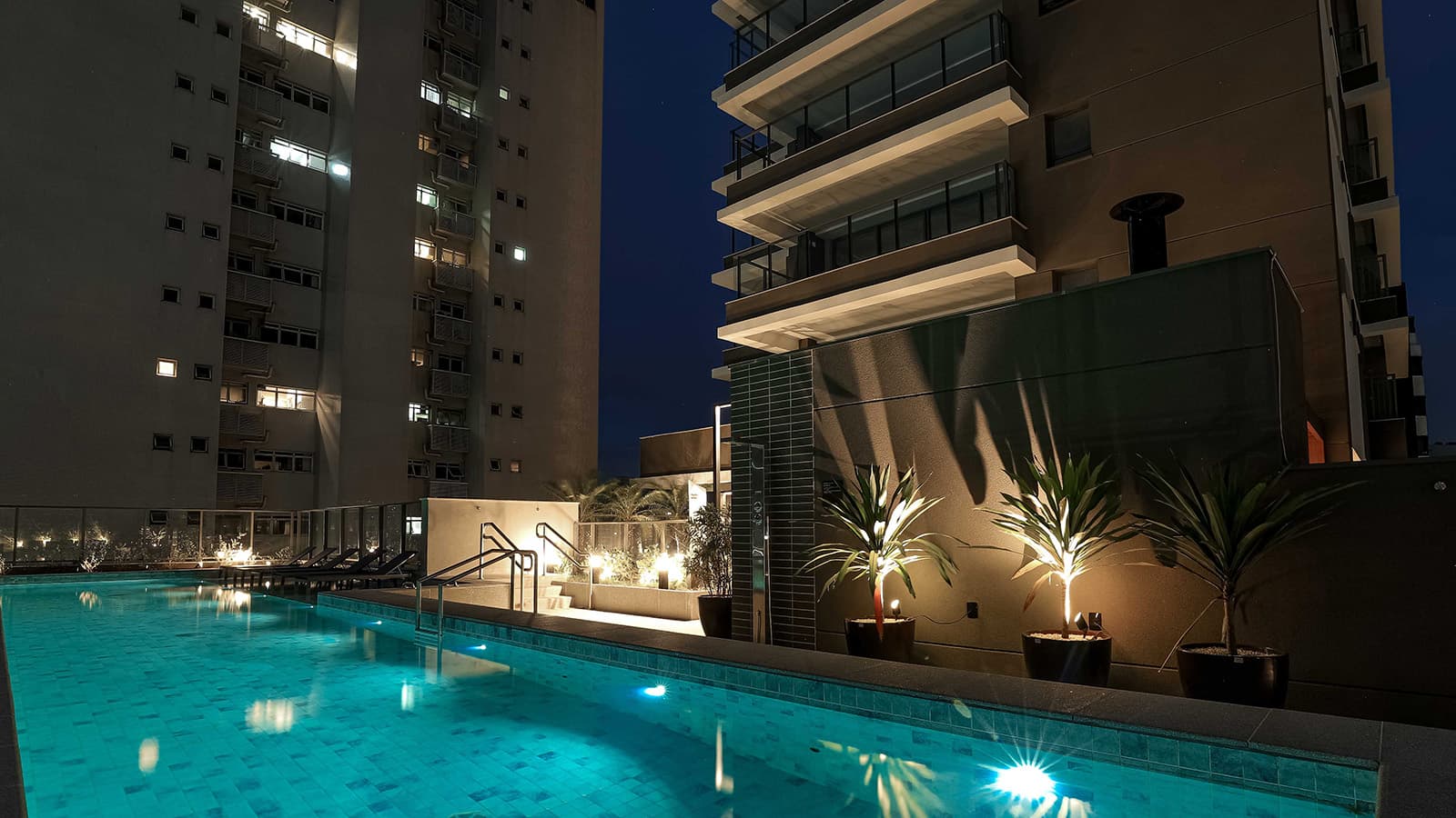 Detalhe noturno da piscina no 8º pavimento