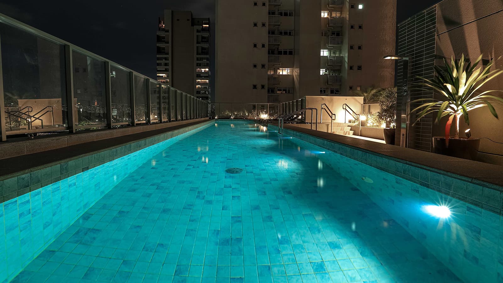 Piscina no 8º pavimento